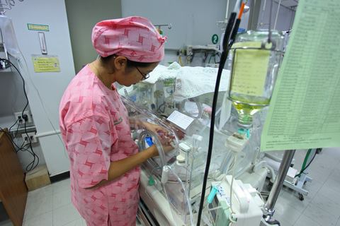 jaundice baby having treatment